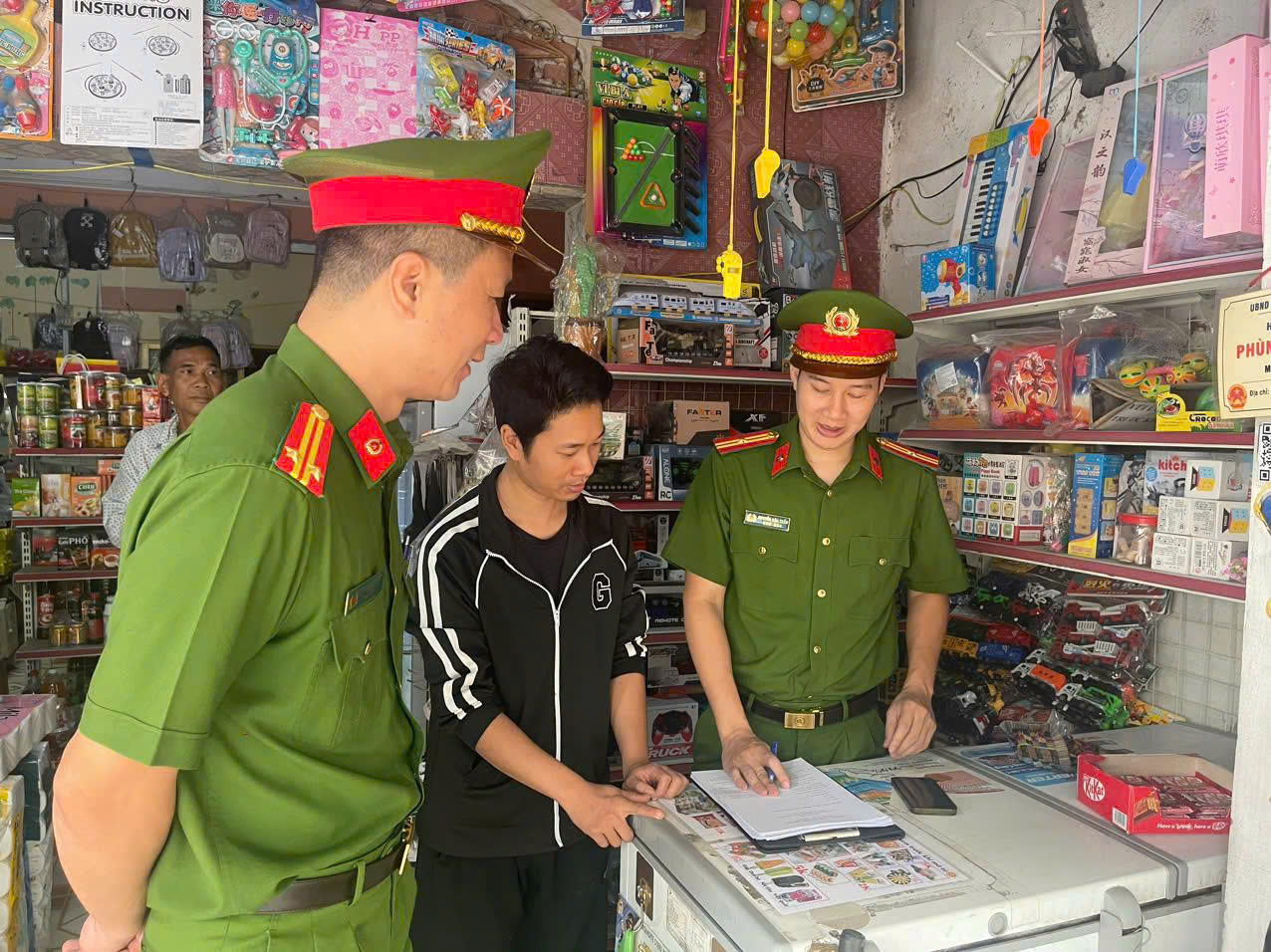 Công an xã Lạc Phượng tuyên truyền, ký cam kết bảo đảm trật tự hành lang giao thông trên tuyến đường 391